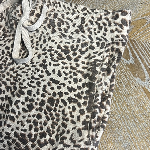 MONROW Leopard Movement Jogger in Ice Coffee XS - Picture 9 of 13